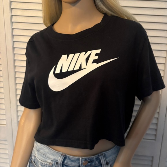 Nike Women's Black Short Sleeve Crop Top - Picture 2 of 4